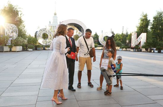 RUSSIA EXPO. One of exhibition's last visitors receives honorary certificate as part of closing ceremony