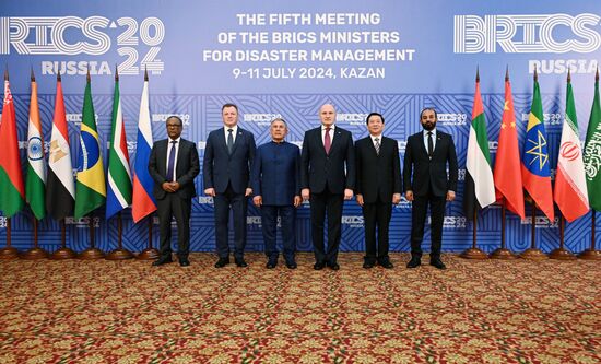 Plenipotentiary Minister of the Ethiopian Embassy in Russia Elias Melaku Feleke, Belarusian Emergency Situations Minister Vadim Sinyavsky, Head of the Republic of Tatarstan Rustam Minnikhanov, Russian Emergency Situations Minister Alexander Kurenkov, Chinese Minister of Emergency Management Wang Xiangxi and Vice President of the National Emergency Crisis and Disaster Management Authority (NCEMA) of the United Arab Emirates (UAE) Obaid Rashid Al Hosan Al Shamsi pose for a family photo before a meeting of the Heads of BRICS Emergency Agencies in Kazan, Republic of Tatarstan, Russia. Location: Russia, Republic of Tatarstan, Kazan. Author: Maksim Bogodvid/Sputnik. Meeting of the Heads of BRICS Emergency Agencies