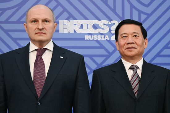 Russian Emergency Situations Minister Alexander Kurenkov and Chinese Minister of Emergency Management Wang Xiangxi pose for a family photo before a meeting of the Heads of BRICS Emergency Agencies in Kazan, Republic of Tatarstan, Russia. Location: Russia, Republic of Tatarstan, Kazan. Author: Maksim Bogodvid/Sputnik. Meeting of the Heads of BRICS Emergency Agencies