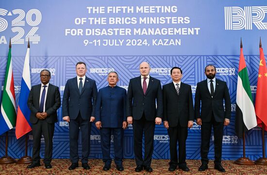 Plenipotentiary Minister of the Ethiopian Embassy in Russia Elias Melaku Feleke, Belarusian Emergency Situations Minister Vadim Sinyavsky, Head of the Republic of Tatarstan Rustam Minnikhanov, Russian Emergency Situations Minister Alexander Kurenkov, Chinese Minister of Emergency Management Wang Xiangxi and Vice President of the National Emergency Crisis and Disaster Management Authority (NCEMA) of the United Arab Emirates (UAE) Obaid Rashid Al Hosan Al Shamsi pose for a family photo before a meeting of the Heads of BRICS Emergency Agencies in Kazan, Republic of Tatarstan, Russia. Location: Russia, Republic of Tatarstan, Kazan. Author: Maksim Bogodvid/Sputnik. Meeting of the Heads of BRICS Emergency Agencies
