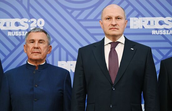 Head of the Republic of Tatarstan Rustam Minnikhanov and Russian Emergency Situations Minister Alexander Kurenkov pose for a family photo before a meeting of the Heads of BRICS Emergency Agencies in Kazan, Republic of Tatarstan, Russia. Location: Russia, Republic of Tatarstan, Kazan. Author: Maksim Bogodvid/Sputnik. Meeting of the Heads of BRICS Emergency Agencies