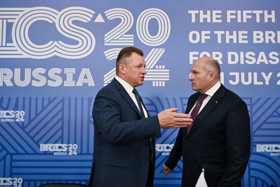 Belarusian Emergency Situations Minister Vadim Sinyavsky and Russian Emergency Situations Minister Alexander Kurenkov take a break in a meeting of the Heads of BRICS Emergency Agencies in Kazan, Republic of Tatarstan, Russia. Location: Russia, Republic of Tatarstan, Kazan. Author: Maksim Bogodvid/Sputnik. Meeting of the Heads of BRICS Emergency Agencies