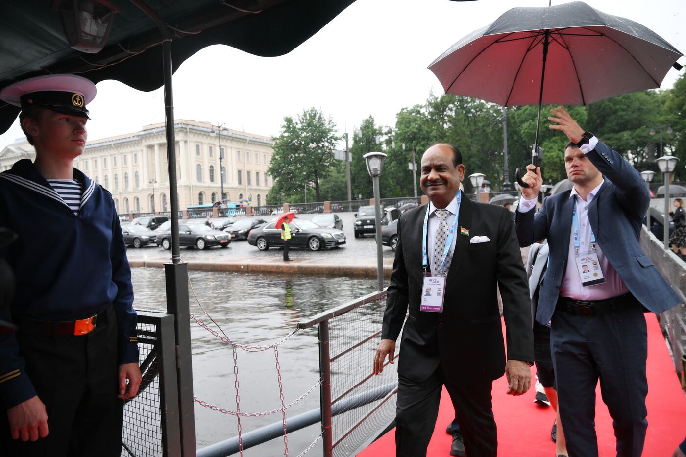 Delegates from BRICS countries admire St. Petersburg sights