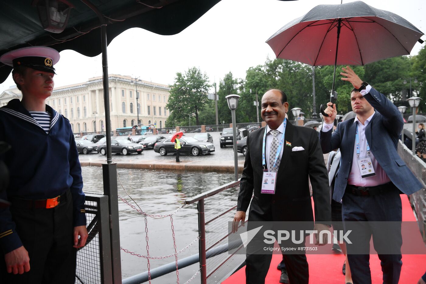 Delegates from BRICS countries admire St. Petersburg sights
