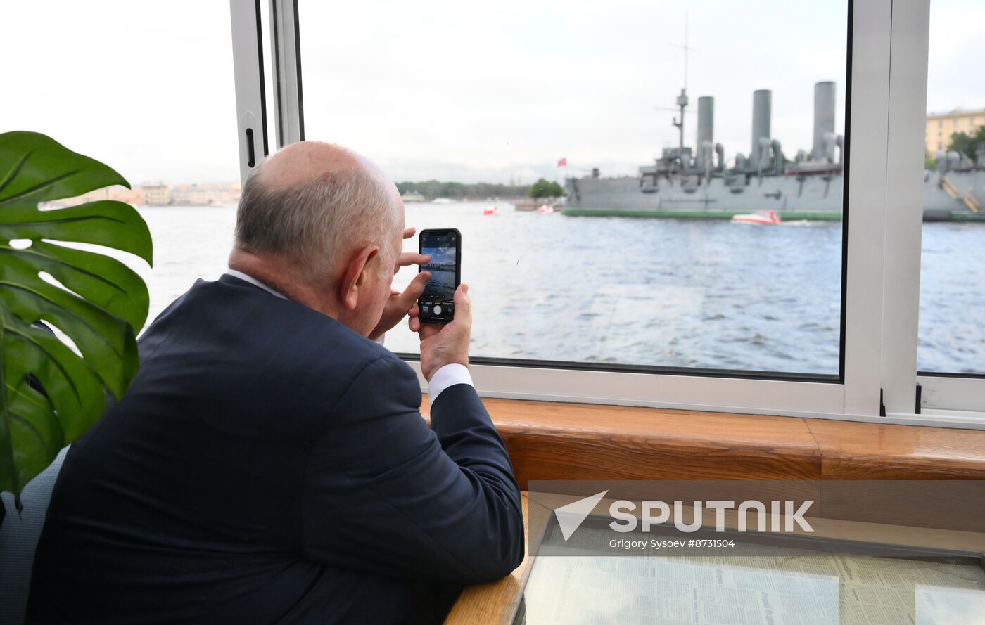 Delegates from BRICS countries admire St. Petersburg sights