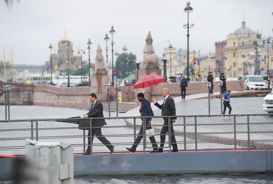 Delegates from BRICS countries admire St. Petersburg sights