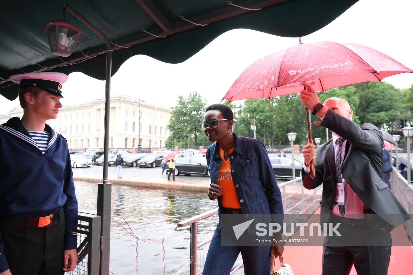 Delegates from BRICS countries admire St. Petersburg sights