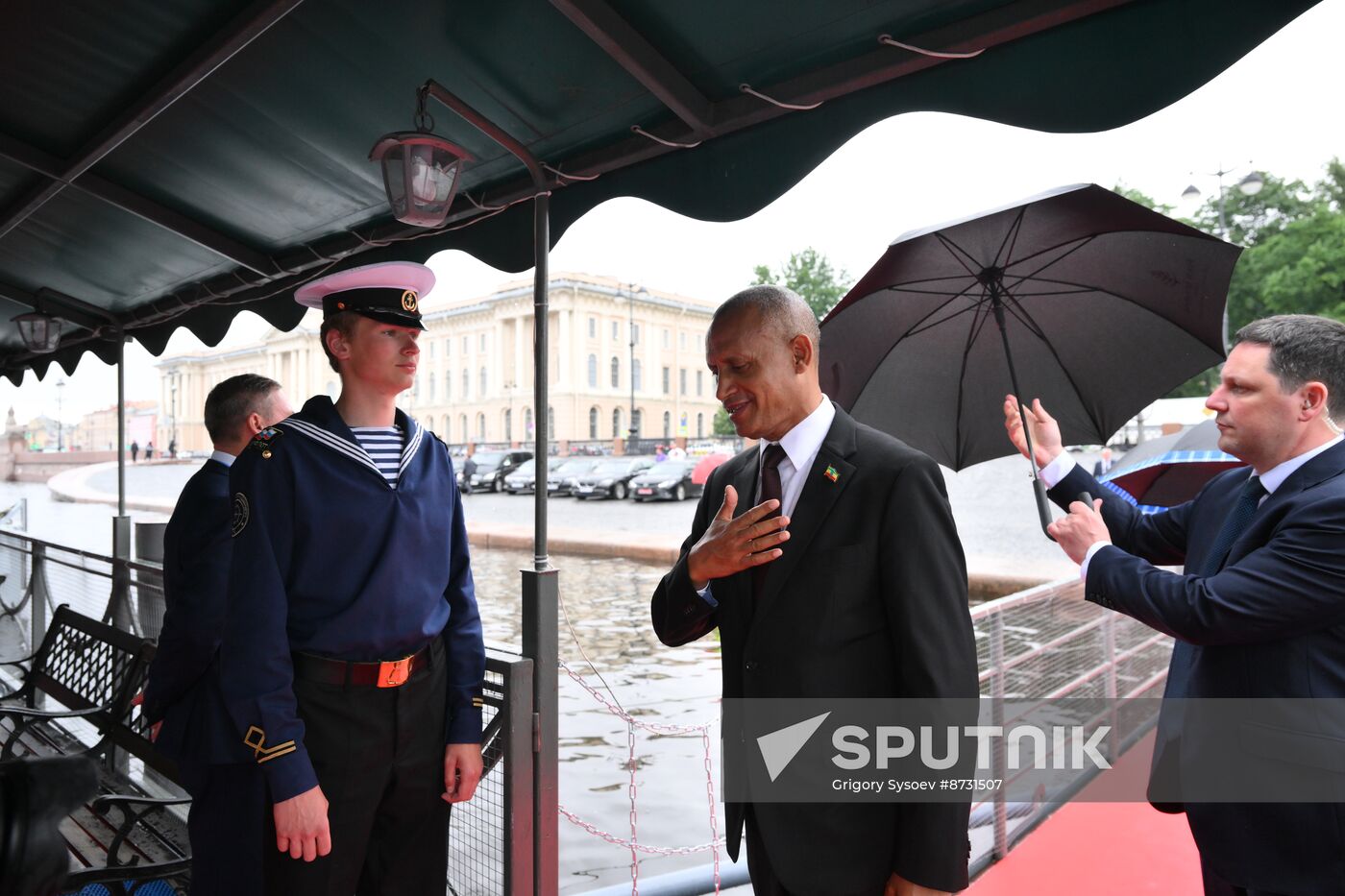 Delegates from BRICS countries admire St. Petersburg sights