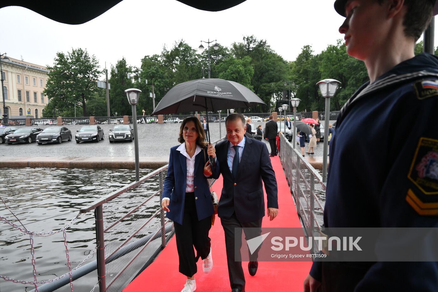 Delegates from BRICS countries admire St. Petersburg sights