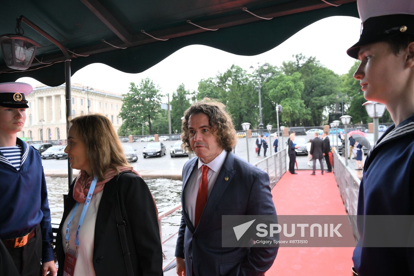 Delegates from BRICS countries admire St. Petersburg sights