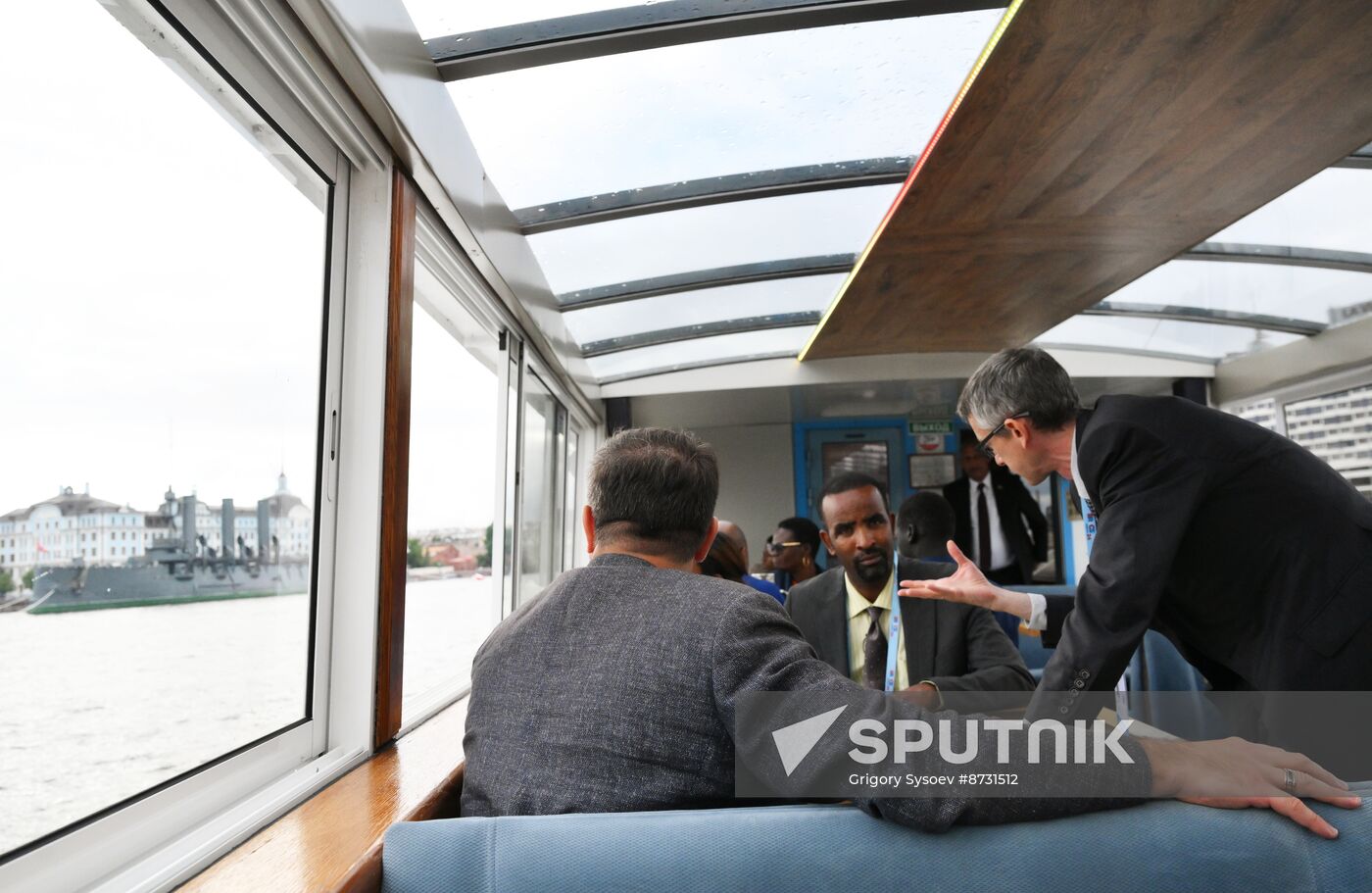 Delegates from BRICS countries admire St. Petersburg sights