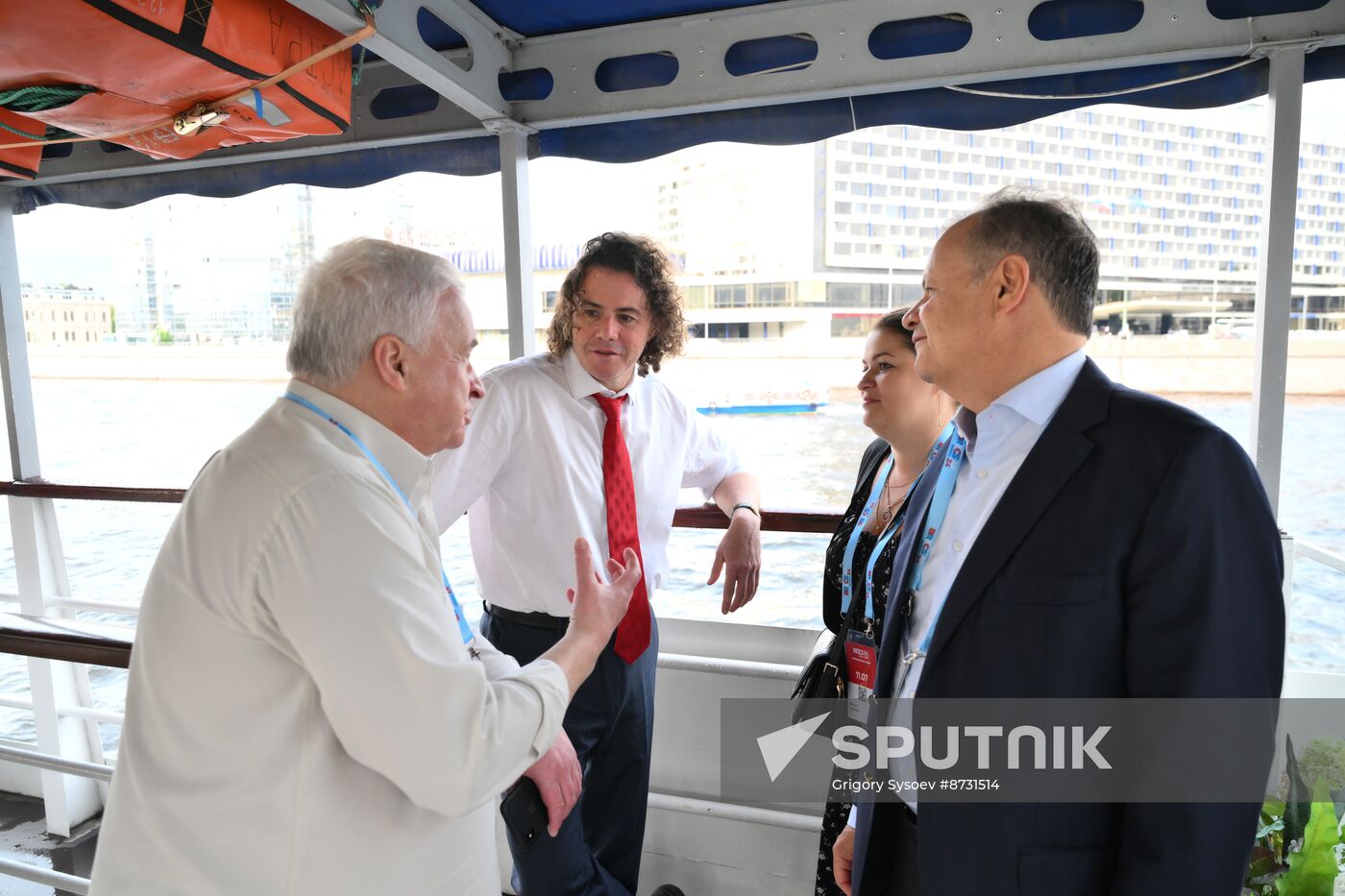 Delegates from BRICS countries admire St. Petersburg sights