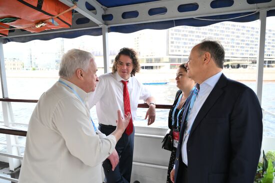 Delegates from BRICS countries admire St. Petersburg sights