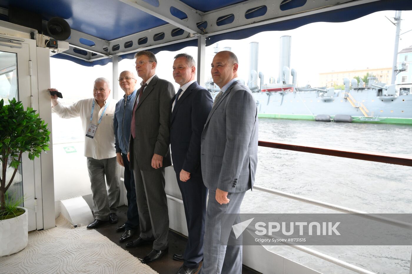 Delegates from BRICS countries admire St. Petersburg sights