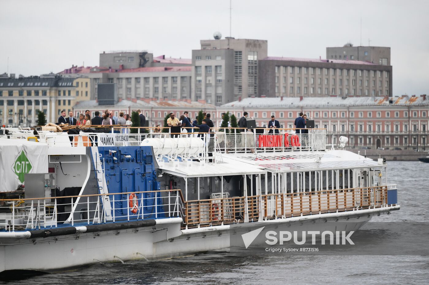 Delegates from BRICS countries admire St. Petersburg sights