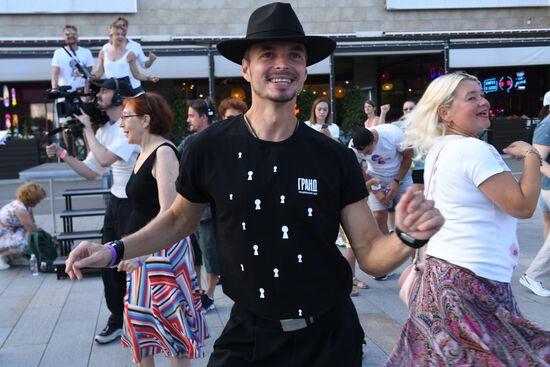 Russia Mass Lambada Dancing Flash Mob