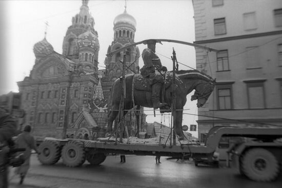 Moving monument to Alexander III