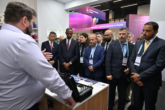 A tour of the hi-tech industrial products manufacturers' exhibition. Location: Russia, Nizhny Novgorod. Author: Pelagiya Tikhonova/Sputnik. 8th BRICS Industry Ministers' Meeting