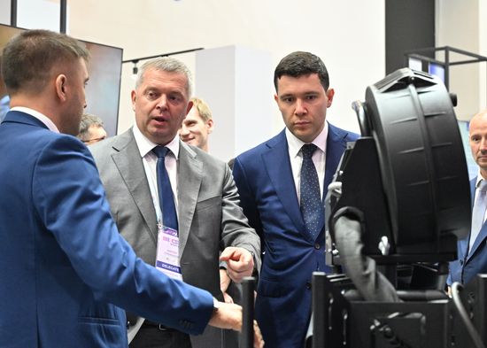A tour of the hi-tech industrial products manufacturers' exhibition. Center left: Maxim Cherkasov, Minister of Industry, Trade and Entrepreneurship of the Nizhny Novgorod Region. Right: Anton Alikhanov, Russian Minister of Industry and Trade. Location: Russia, Nizhny Novgorod. Author: Pelagiya Tikhonova/Sputnik. 8th BRICS Industry Ministers' Meeting