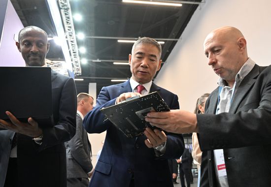 A tour of the hi-tech industrial products manufacturers' exhibition. From left: Melaku Alebel, Minister of Industry of the Federal Democratic Republic of Ethiopia; Xin Guobin, Deputy Minister of Industry and Information Technology of the People's Republic of China. Location: Russia, Nizhny Novgorod. Author: Pelagiya Tikhonova/Sputnik. 8th BRICS Industry Ministers' Meeting