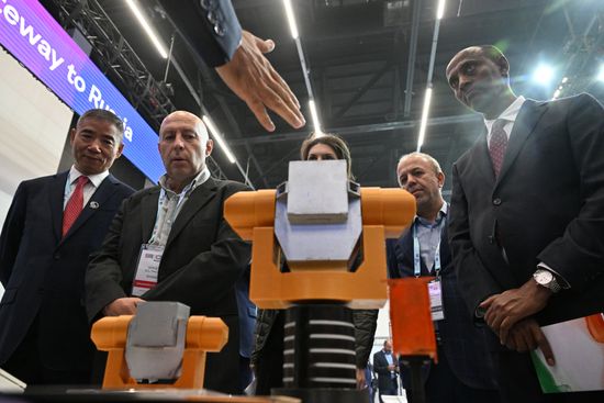 A tour of the hi-tech industrial products manufacturers' exhibition. Left: Xin Guobin, Deputy Minister of Industry and Information Technology of the People's Republic of China. Right: Melaku Alebel, Minister of Industry of the Federal Democratic Republic of Ethiopia. Location: Russia, Nizhny Novgorod. Author: Pelagiya Tikhonova/Sputnik. 8th BRICS Industry Ministers' Meeting