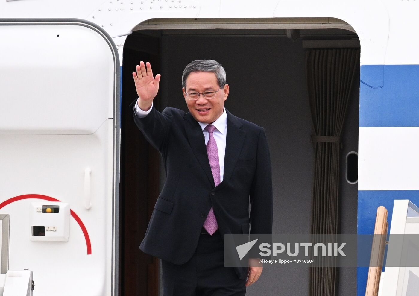 Russia China Premier Arrival