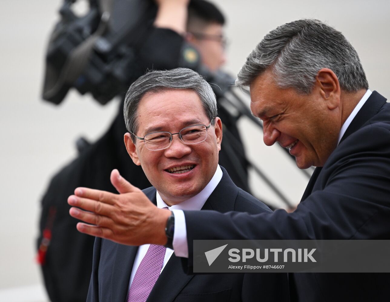 Russia China Premier Arrival