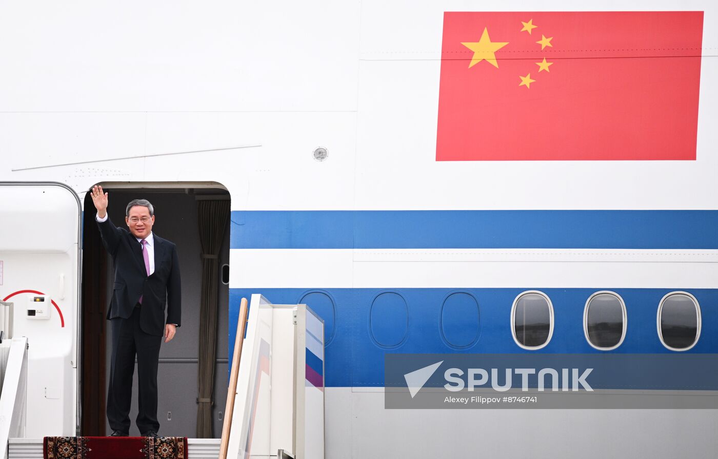 Russia China Premier Arrival