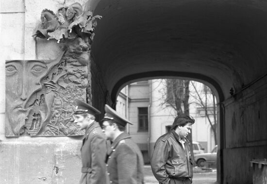 Soviet sculptor Alexander Rukavishnikov