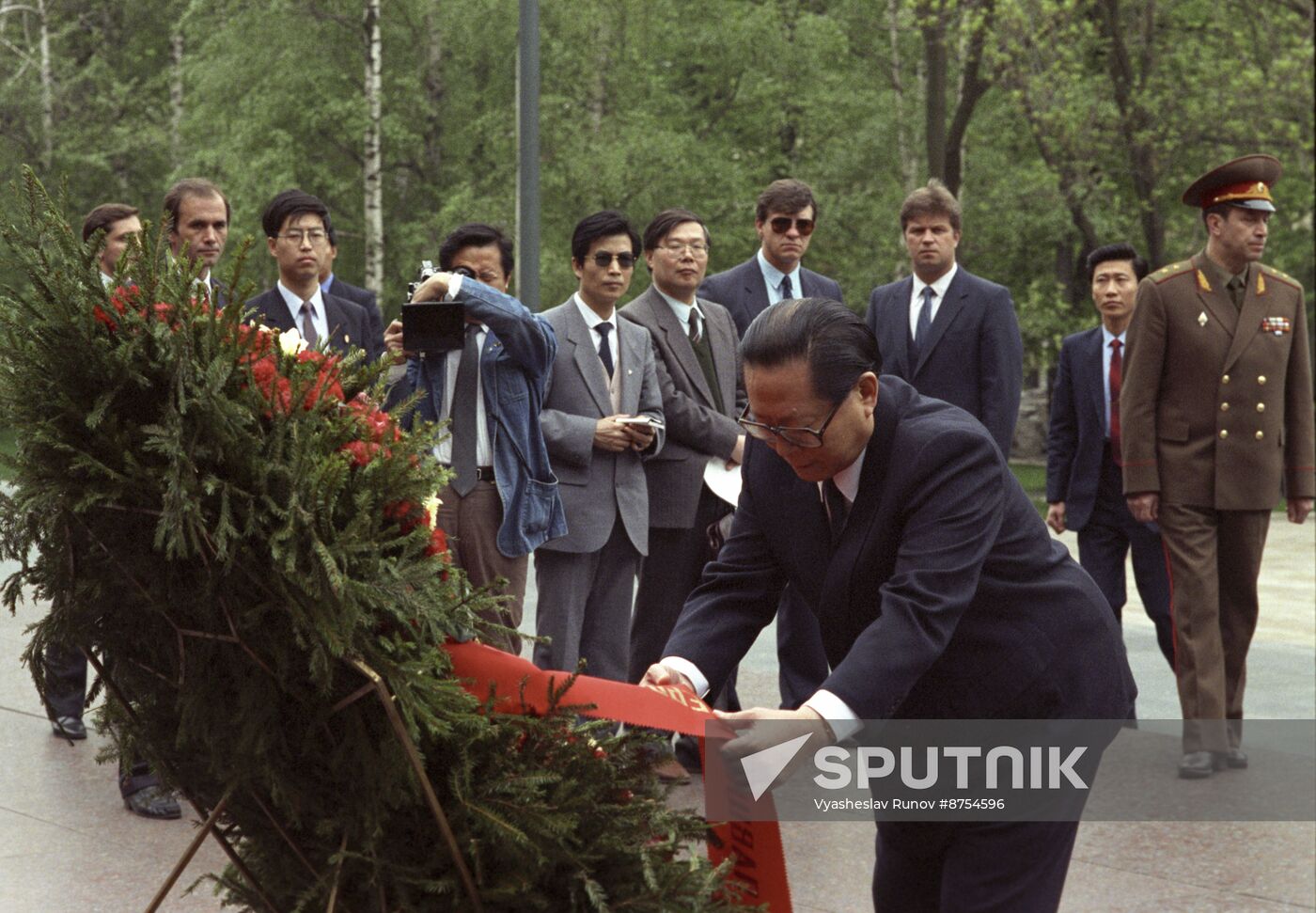 General Secretary of the Chinese Communist Party Jiang Zemin visits USSR