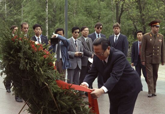 General Secretary of the Chinese Communist Party Jiang Zemin visits USSR