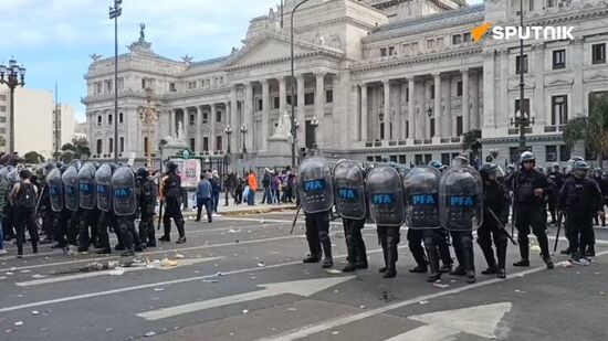 Police disperse protest in Buenos Aires over presidential veto of pension increase