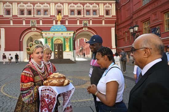 BRICS delegations tour Red Square