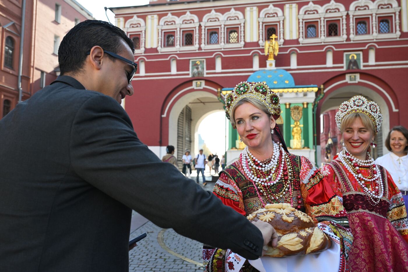 BRICS delegations tour Red Square