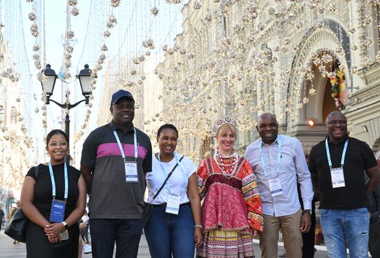 BRICS delegations tour Red Square