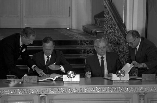 Signing START I (Strategic Arms Reduction Treaty)