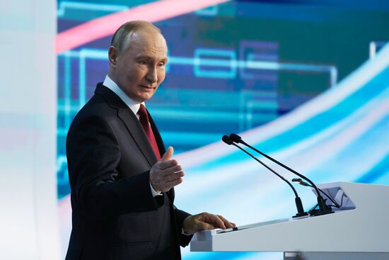 Russia Putin Energy Week Forum