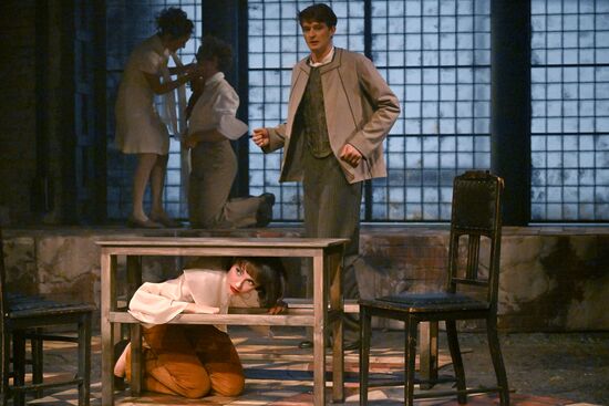 Russia Theatre Duck Hunting