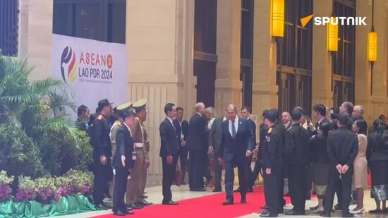 Laotian Prime Minister greets Lavrov at EAS Summit gala dinner