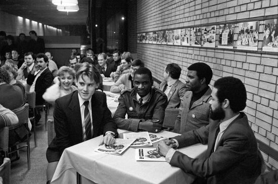 Great Patriotic Wars veterans meet with young people at Prague-Moscow club