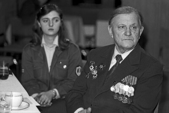 Great Patriotic Wars veterans meet with young people at Prague-Moscow club