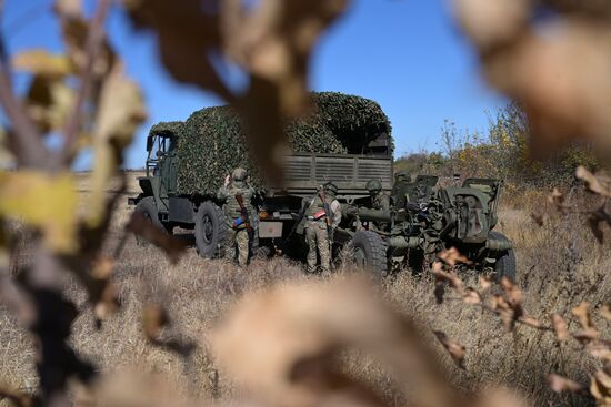 Russia Ukraine Military Operation Artillery Units Training