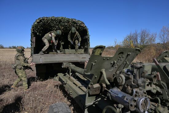 Russia Ukraine Military Operation Artillery Units Training