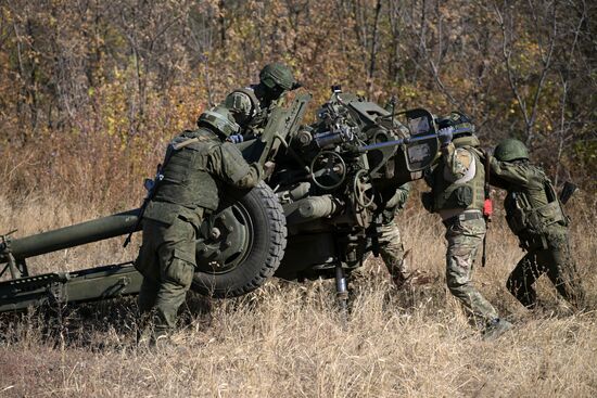 Russia Ukraine Military Operation Artillery Units Training