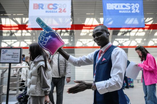 Preparations for the 16th BRICS Summit in Kazan. A volunteer at Airport Station. The 16th BRICS Summit will be held in Kazan on October 22-24. Location: Russia, Republic of Tatarstan, Kazan. Author: Alexandr Kryazhev. Preparations for 16th BRICS Summit in Kazan