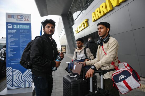 Preparations for the 16th BRICS Summit in Kazan. Passengers outside the Kazan Airport. The 16th BRICS Summit will be held in Kazan on October 22-24. Location: Russia, Republic of Tatarstan, Kazan. Author: Alexandr Kryazhev. Preparations for 16th BRICS Summit in Kazan