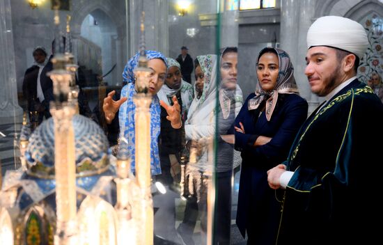 Second right: Zinash Tayachew, Representative of the Organization of African First Ladies, the Prime Minister of Ethiopia's wife, during a tour of the women's program of the XVI BRICS summit in Kazan. Location: Russia, Republic of Tatarstan, Kazan. Author: Alexey Maishev. 16th BRICS Summit. Women's program
