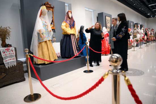 Right: Snezana Dodik, wife of the President of the Republic of Srpska Milorad Dodik, during a tour of the women's program of the XVI BRICS summit in Kazan. Location: Russia, Republic of Tatarstan, Kazan. Author: Alexey Maishev. 16th BRICS Summit. Women's program