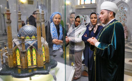 Second right: Zinash Tayachew, Representative of the Organization of African First Ladies, the Prime Minister of Ethiopia's wife, during a tour of the women's program of the XVI BRICS summit in Kazan. Location: Russia, Republic of Tatarstan, Kazan. Author: Alexey Maishev. 16th BRICS Summit. Women's program