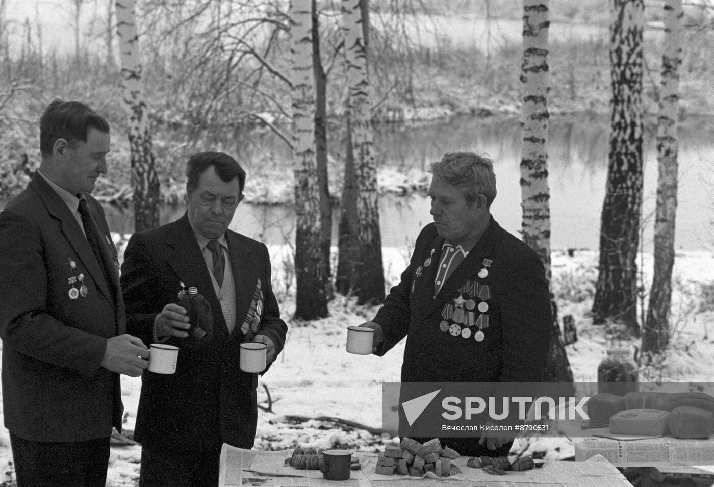 Great Patriotic War veteran Alexei Skurlatov with his war-time buddies